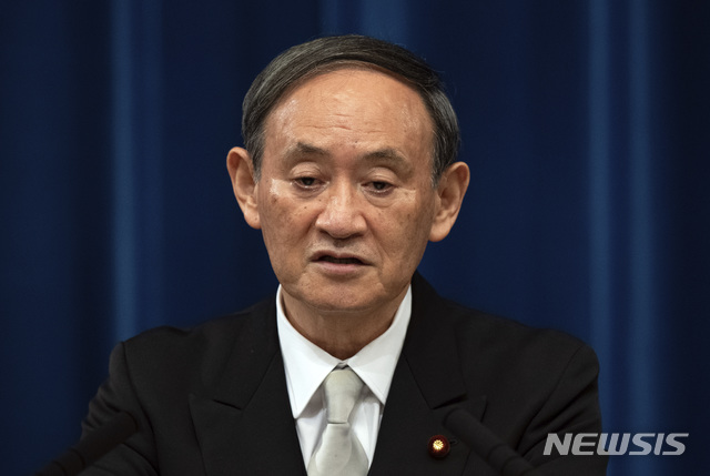 [도쿄=AP/뉴시스]지난 16일 스가 요시히데 신임 일본 총리가 도쿄 총리 관저에서 취임 기자회견을 가지고 있다. 2020.09.17. 