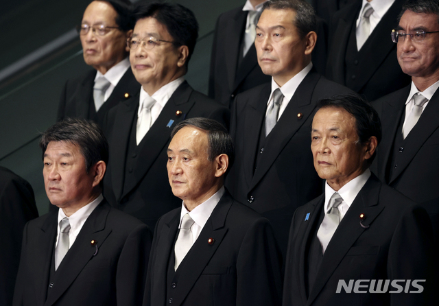 [도쿄=AP/뉴시스]지난 16일 스가 요시히데 일본 총리(앞줄 가운데)가 내각을 출범했다. 도쿄 소재 총리 관저에서 첫 각의(국무회의)를 마친 후 내각 각료들과 기념촬영을 하고 있다. 2020.09.17.