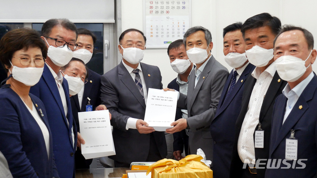 [고흥=뉴시스] 더불어민주당 김승남 의원과 장흥군·고흥군 의회 의원들이 지난 16일 국회에서 홍남기 경제부총리 겸 기획재정부 장관에게 장흥 수문~고흥 녹동 연륙교 건설을 촉구하는 서명부를 전달하고 있다. (사진=김승남 의원실 제공) photo@newsis.com
