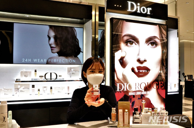 [대구=뉴시스]김정화 기자 = 대구 신세계백화점은 '미스 디올 로즈앤 로지스 향수' 디올 팝업스토어 행사를 진행한다. 2020.09.17. (사진 = 대구 신세계 백화점 제공) photo@newsis.com