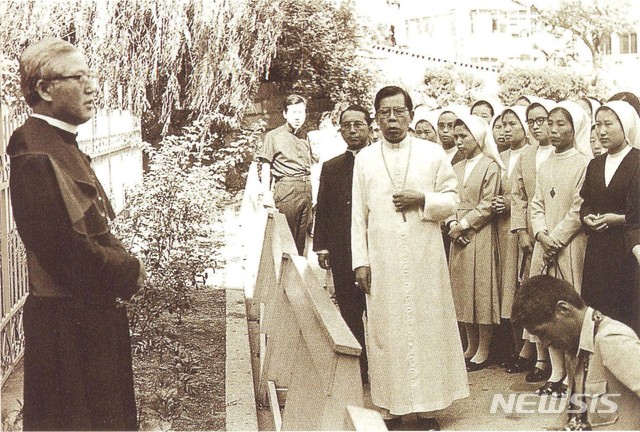 [서울=뉴시스] 1974년 7월23일 故지학순 주교의 양심선언 현장에 함께 한 故김수환 추기경. 2020.09.17. (사진=서울대교구 제공)