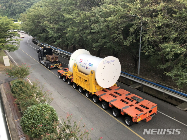 [대전=뉴시스] 한국원자력연구원이 국내 처음으로 사용후핵연료 육상 운반실험을 수행하고 있다.