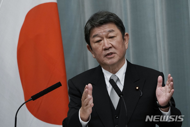 [도쿄=AP/뉴시스]모테기 도시미쓰 일본 외무상이 지난 16일 '스가 내각' 출범 후 도쿄 총리 관저에서 기자회견을 가지고 있다. 그는 아베 내각에서 유임됐다. 2020.09.17. 