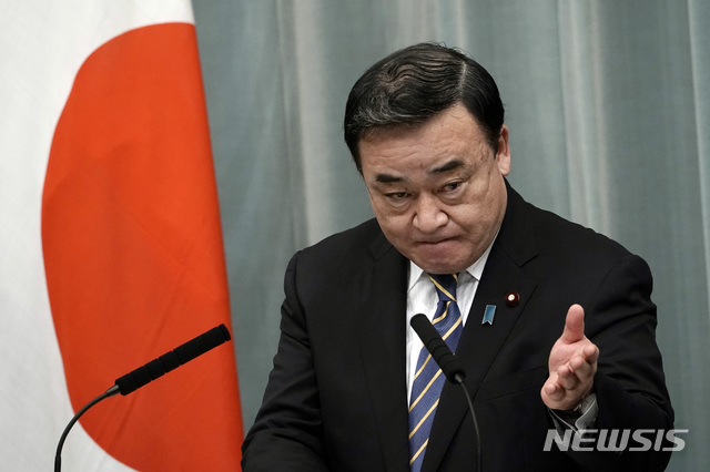 [도쿄=AP/뉴시스] 기시다 후미오(岸田文雄) 일본 총리는 자신이 총재로 있는 집권 자민당 내 비자금 의혹을 받고 있는 당내 최대 파벌 '아베(安倍)파' 의원들을 사실상 경질할 방침이다. 후임으로 무파벌 하마다 야스카즈(浜田靖一) 전 방위상, 가지야마 히로시(梶山弘志) 간사장 대행 기용을 검토하고 있다고 11일 마이니치신문이 보도했다. 사진은 2020년 10월 17일 당시 경제산업상이던 가지야마 히로시 자민당 간사장 대행이 도쿄 총리 관저에서 기자회견을 가지고 있는 모습. 2023.12.11.