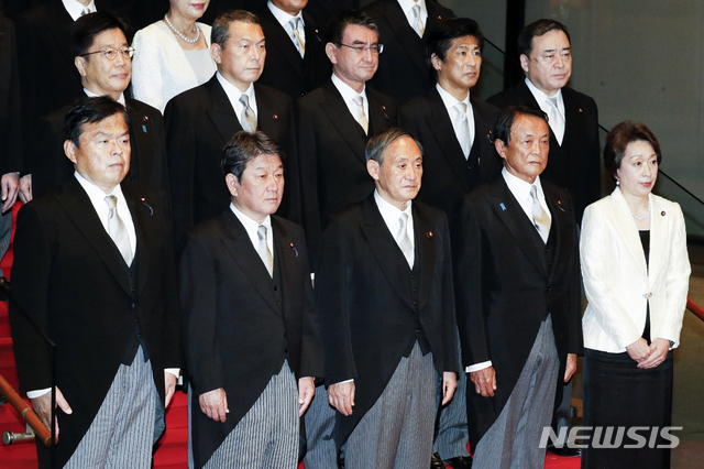 [도쿄=AP/뉴시스]지난달 16일 스가 요시히데 일본 총리(앞줄 가운데)가 내각을 출범했다. 도쿄 소재 총리 관저에서 첫 각의(국무회의)를 마친 후 내각 각료들과 기념촬영을 하고 있다. 2020.09.17.