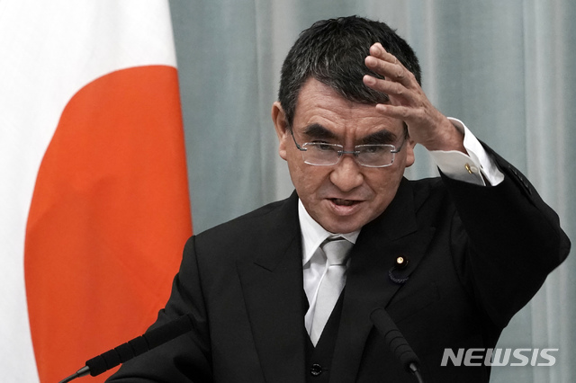 [도쿄=AP/뉴시스]17일 고노 다로(河野太郞) 일본 행정개혁·규제개혁상이 도쿄 총리 관저에서 기자회견을 가지고 있다. 2020.09.17.
