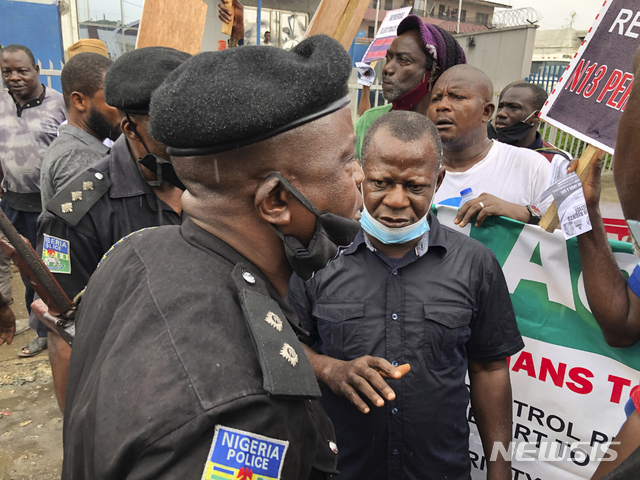 [라고스(나이지리아)=AP/뉴시스]나이지리아 경찰이 지난 9월16일 라고스에서 유가 및 전기료 인상에 항의하는 시민들의 평화 시위를 저지하고 있다. 경찰관들의 일상적인 괴롭힘과 잔혹 행위에 대한 국민들의 분노가 커지는 가운데 나이지리아 경찰이 4일(현지시간) 악명높은 강도퇴치특수부대(SARS, Special Anti Robbery Squad)에 대해 검문검색 및 바리케이드 설치를 금지하는 명령을 내렸다고 BBC가 보도했다. 2020.10.5