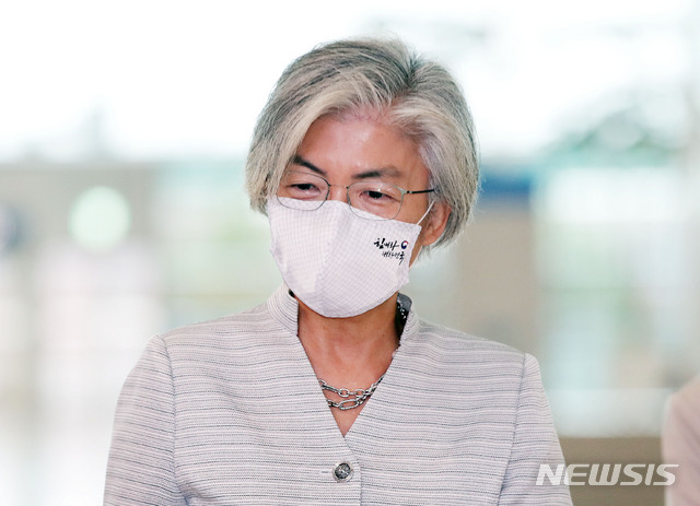 [인천공항=뉴시스] 박미소 기자 = 강경화 외교부 장관이 팜 빙 밍 베트남 부총리 겸 외교장관 초청으로 베트남을 공식 방문하기 위해 17일 오전 인천국제공항 2터미널을 통해 출국하고 있다.2020.09.17.misocamera@newsis.com