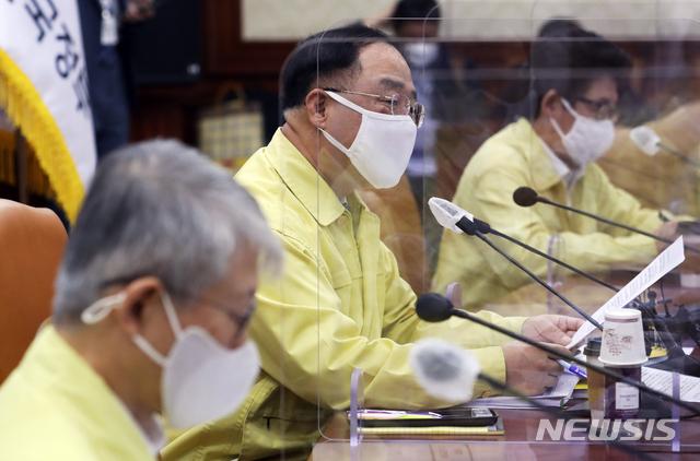 [서울=뉴시스]김명원 기자 = 홍남기 경제부총리 겸 기획재정부 장관이 17일 오전 서울 종로구 정부서울청사에서 열린 제3차 한국판 뉴딜 관계장관회의 겸 제16차 비상경제 중앙대책본부 회의에 참석해 발언하고 있다. 2020.09.17. photo@newsis.com