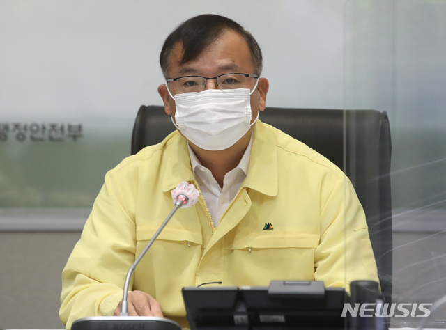 [서울=뉴시스]김명원 기자 = 강도태 중앙재난안전대책본부 1총괄조정관(보건복지부 2차관)이 17일 오전 서울 종로구 정부서울청사에서 열린 코로나19 중앙재난안전대책본부(중대본) 회의에 참석해 발언하고 있다. 2020.09.17. kmx1105@newsis.com