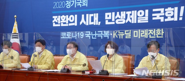 [서울=뉴시스]최동준 기자 = 한정애 더불어민주당 정책위의장이 17일 국회에서 열린 정책조정회의에서 발언을 하고있다. (공동취재사진) 2020.09.17.&nbsp; photo@newsis.com