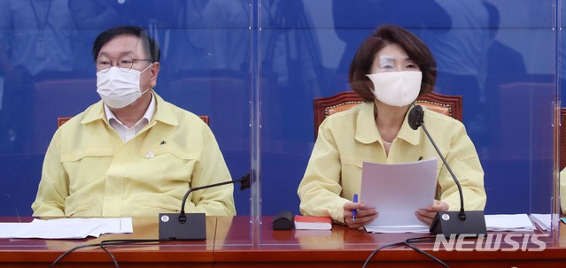 [서울=뉴시스]최동준 기자 = 한정애 더불어민주당 정책위의장이 17일 국회에서 열린 정책조정회의에서 발언을 하고있다. (공동취재사진) 2020.09.17. photo@newsis.com