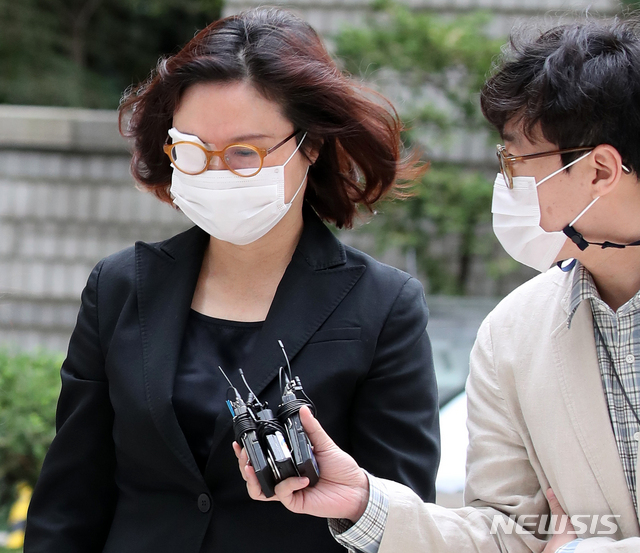 [서울=뉴시스] 박주성 기자 = 정경심 동양대 교수가 지난 17일 오전 서울 서초구 서울중앙지방법원에서 열린 사모펀드 및 자녀 입시비리 등 혐의 관련 공판에 출석하며 취재진의 질문을 받고 있다. 2020.09.17. park7691@newsis.com