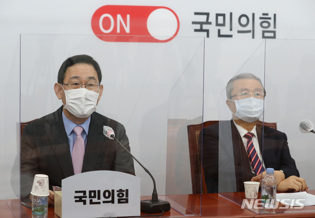 [서울=뉴시스]김진아 기자 = 주호영 국민의힘 원내대표가 17일 오전 서울 여의도 국회에서 열린 당 비상대책위원회의에서 발언하고 있다. (공동취재사진) 2020.09.17. photo@newsis.com