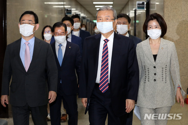 [서울=뉴시스]김진아 기자 = 김종인 국민의힘 비상대책위원장과 주호영 원내대표가 17일 오전 서울 여의도 국회에서 열린 당 비상대책위원회의에 참석하고 있다. (공동취재사진) 2020.09.17. photo@newsis.com