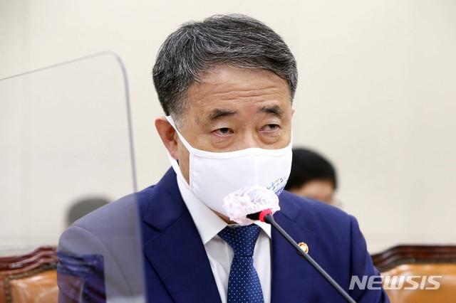 [서울=뉴시스]최동준 기자 = 박능후 보건복지부 장관이 17일 국회에서 열린 보건복지위원회 전체회의에 출석해 의원 질의에 답변하고 있다. (공동취재사진) 2020.09.17. photo@newsis.com