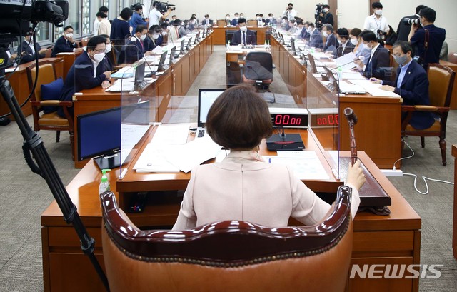 [서울=뉴시스]최동준 기자 = 17일 국회에서 열린 보건복지위원회 전체회의에서 한정애 위원장이 의사봉을 두드리고 있다. (공동취재사진) 2020.09.17. photo@newsis.com