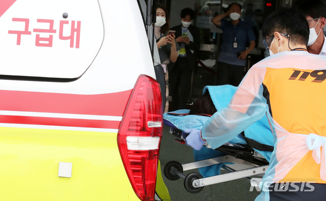 [서울=뉴시스] 박주성 기자 = 정경심 동양대 교수가 17일 오전 서울 서초구 서울중앙지방법원에서 열린 사모펀드 및 자녀 입시비리 등 혐의 관련 공판 중 몸이 아프다는 호소를 하다 법정에서 쓰러져 119 구급대 차량으로 이송되고 있다. 2020.09.17. park7691@newsis.com