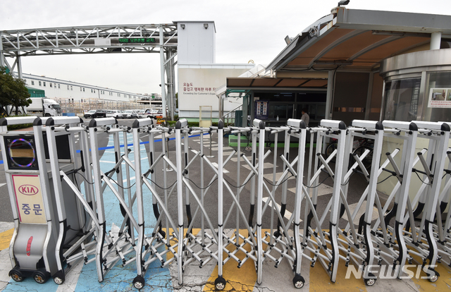 [광명=뉴시스] 김종택기자 = 경기 광명시 기아자동차 소하리공장 직원과 가족 11명이 신종 코로나바이러스 감염증(코로나19) 확진 판정을 받으면서 6000여 명이 근무하는 소하리 공장 가동이 중단됐다. 사진은 17일 경기 광명시 기아자동차 소하리공장 모습. 2020.09.17.jtk@newsis.com