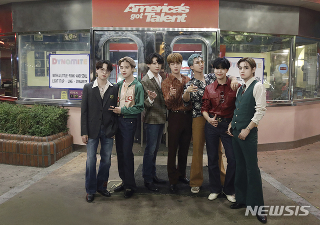 [서울=뉴시스]방탄소년단(BTS)가 17일(한국시간) 미국 유명 NBC 오디션 프로그램 '아메리카 갓 탤런트(America's Got Talent)'에 '스페셜 퍼포먼스'로 초대받았다. 방탄소년단의 '아메리카 갓 탤런트' 출연은 이번이 두 번째다. (사진=빅히트 엔터테인먼트 제공) 2020.09.17.&nbsp;&nbsp; photo@newsis.com
