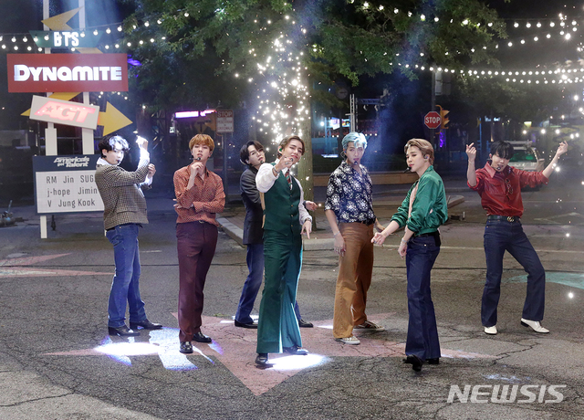 [서울=뉴시스]방탄소년단(BTS)가 17일(한국시간) 미국 유명 NBC 오디션 프로그램 '아메리카 갓 탤런트(America's Got Talent)'에 '스페셜 퍼포먼스'로 초대받았다. 방탄소년단의 '아메리카 갓 탤런트' 출연은 이번이 두 번째다. (사진=빅히트 엔터테인먼트 제공) 2020.09.17. photo@newsis.com