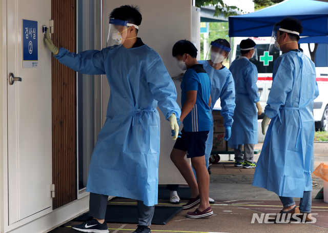 [광명=뉴시스] 이윤청 기자 = 기아자동차 소하리공장 관련 신종 코로나 바이러스 감염증(코로나19) 확진자가 다수 발생한 17일 경기 광명시 보건소에서 시민들이 검진을 받고 있다. 2020.09.17.&nbsp; radiohead@newsis.com