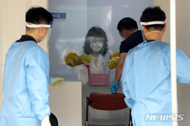 [광명=뉴시스] 이윤청 기자 = 기아자동차 소하리공장 관련 신종 코로나 바이러스 감염증(코로나19) 확진자가 다수 발생한 17일 경기 광명시 보건소에서 시민들이 검진을 받고 있다. 2020.09.17.&nbsp; radiohead@newsis.com