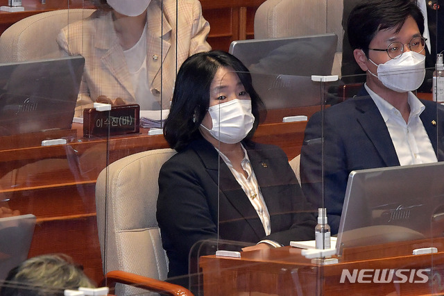 [서울=뉴시스]최동준 기자 = 윤미향 더불어민주당 의원이 지난달 17일 국회에서 열린 본회의에 참석하고 있다. (공동취재사진) 2020.09.17. photo@newsis.com