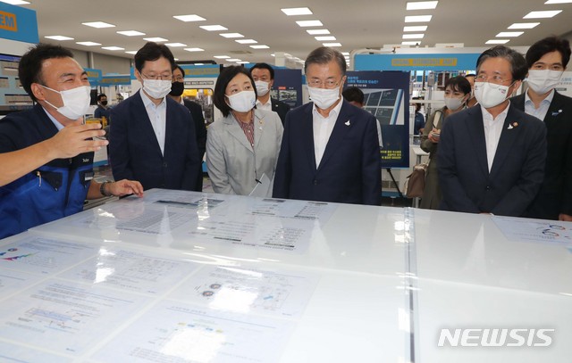 [창원=뉴시스]박영태 기자 = 문재인 대통령이 17일 오후 경남 창원 스마트그린 산업 단지를 찾아 공장 관계자로부터 설명을 듣고 있다. 2020.09.17. since1999@newsis.com