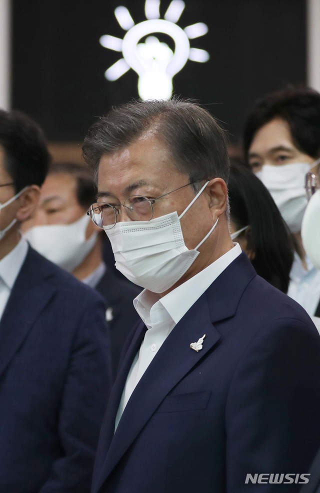 [창원=뉴시스]박영태 기자 = 문재인 대통령이 17일 오후 경남 창원 스마트그린 산업 단지를 찾아 관계자로부터 설명을 듣고 있다. 2020.09.17.since1999@newsis.com