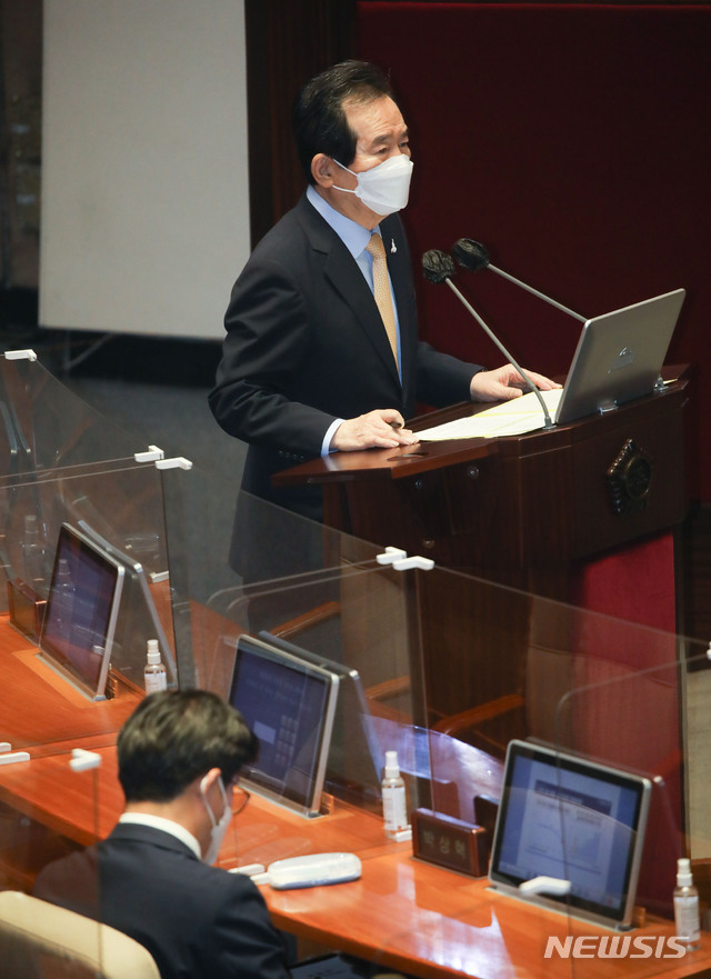 [서울=뉴시스] 최동준 기자 = 정세균 국무총리가 17일 오후 서울 여의도 국회 본회의에서 열린 교육·사회·문화 분야 대정부질문에서 질의에 답변하고 있다. (공동취재사진) 2020.09.17. photo@newsis.com