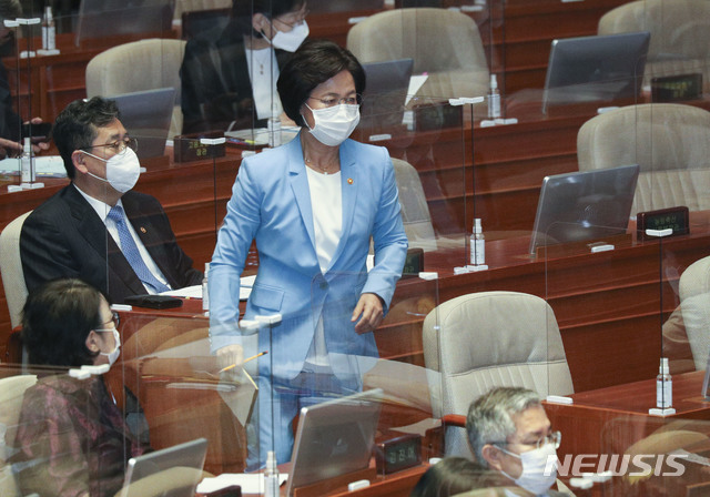 [서울=뉴시스] 최동준 기자 = 추미애 법무부 장관이 17일 오후 서울 여의도 국회 본회의장에서 열린 교육·사회·문화 분야 대정부 질문에서 의원질의에 답하기 위해 단상으로 향하고 있다. (공동취재사진) 2020.09.17. photo@newsis.com