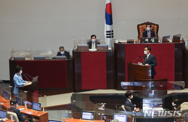 [서울=뉴시스] 김선웅 기자 = 최형두 국민의힘 의원이 17일 서울 여의도 국회 본회의에서 열린 교육·사회·문화 분야 대정부질문에서 추미애 법무부 장관에게 질의를 하고 있다. (공동취재사진) 2020.09.17. photo@newsis.com