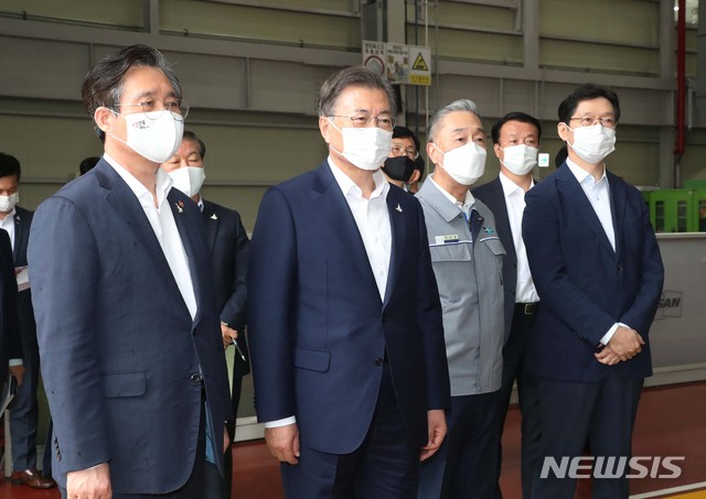 [창원=뉴시스]박영태 기자 = 문재인 대통령이 17일 오후 경남 창원시 창원 스마트그린 산업단지 내 그린뉴딜 추진기업인 두산중공업을 방문, 가스터빈고온부품공장을 시찰하고 있다. 2020.09.17. since1999@newsis.com