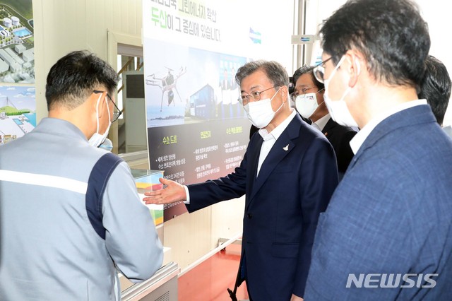 [창원=뉴시스]박영태 기자 = 문재인 대통령이 17일 오후 경남 창원시 창원 스마트그린 산업단지 내 그린뉴딜 추진기업인 두산중공업을 방문하고 있다. 2020.09.17.since1999@newsis.com