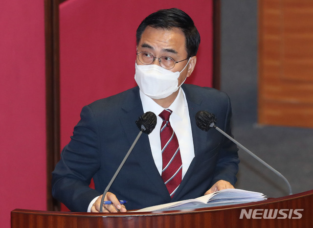 [서울=뉴시스] 최동준 기자 = 최형두 국민의힘 의원이 17일 서울 여의도 국회에서 열린 교육·사회·문화 분야 대정부질문에서 추미애 법무부 장관을 상대로 질의하고 있다. (공동취재사진) 2020.09.17.&nbsp; photo@newsis.com