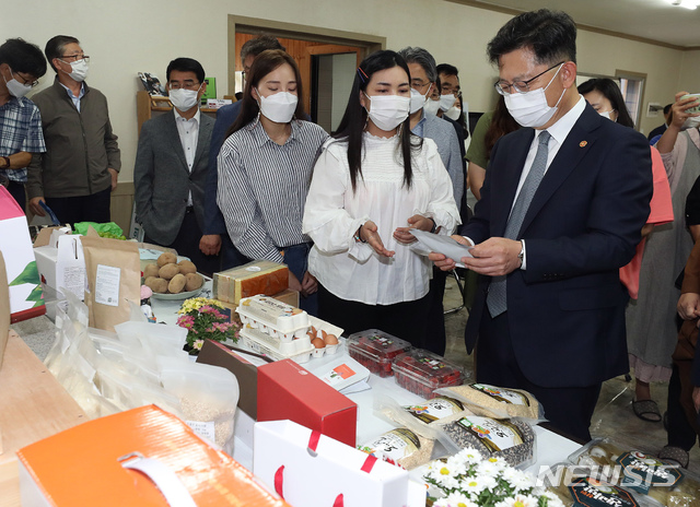 [문경=뉴시스]강종민 기자 = 김현수 농림축산식품부 장관이 17일 오후 경북 문경시 청화원 농장에서 열린 여성청년농업인과의 간담회에 앞서 농업인들의 생산물로 만든 농식품을 살펴보고 있다. (사진=농식품부 제공) 2020.09.17. photo@newsis.com