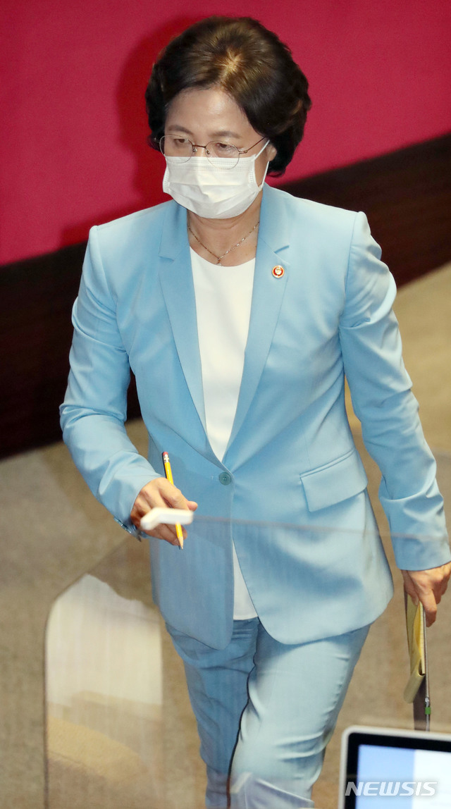 [서울=뉴시스] 김선웅 기자 = 추미애 법무부 장관이 17일 서울 여의도 국회에서 열린 본회의 대정부질문 답변을 마치고 자리로 돌아오고 있다. (공동취재사진) 2020.09.17. photo@newsis.com