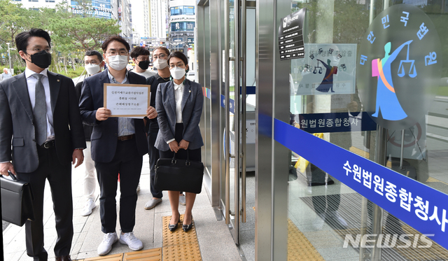 [수원=뉴시스] 김종택기자 = 대구 소상공인 신천지 코로나 보상청구 소송인단은 17일 경기 수원시 영통구 수원지방법원에 신천지 본부와 이만희씨를 대상으로 손해배상 소송장을 제출하기 위해 법원으로 들어서고 있다. 2020.09.17.jtk@newsis.com