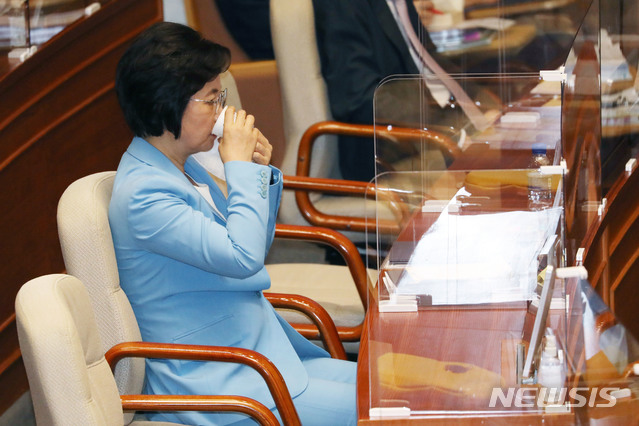 [서울=뉴시스] 김선웅 기자 = 추미애 법무부 장관이 17일 서울 여의도 국회에서 열린 교육·사회·문화 분야 대정부질문에서 물을 마시고 있다. (공동취재사진) 2020.09.17. photo@newsis.com