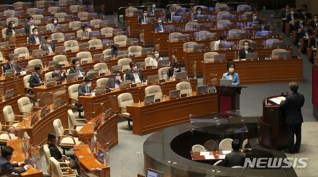 [서울=뉴시스] 김선웅 기자 = 추미애 법무부 장관이 17일 오후 서울 여의도 국회에서 열린 교육·사회·문화 분야 대정부질문에서 송기헌 더불어민주당 의원의 질의에 답변하고 있다. (공동취재사진) 2020.09.17. photo@newsis.com