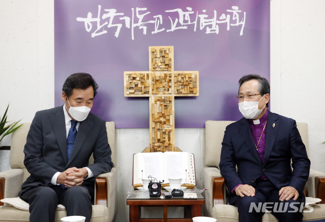 [서울=뉴시스] 김진아 기자 = 윤보환 한국기독교교회협의회 회장이 17일 오후 서울 종로구 한국기독교회관에서 이낙연 더불어민주당 대표에게 당부의 말을 전하고 있다. (공동취재사진) 2020.09.17. photo@newsis.com