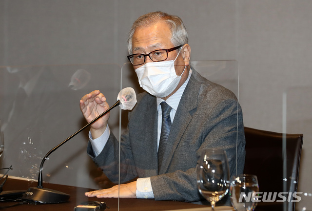 [서울=뉴시스] 이영환 기자 = 정세현 전 통일부 장관이 17일 오후 서울 중구 더플라자호텔에서 열린 전직 통일부장관 초청 간담회에 참석해 발언을 하고 있다. 2020.09.17. 20hwan@newsis.com