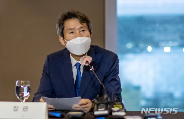 [서울=뉴시스] 이영환 기자 = 이인영 통일부 장관이 17일 오후 서울 중구 더플라자호텔에서 열린 전직 통일부장관 초청 간담회에서 발언하고 있다. 2020.09.17. photo@newsis.com