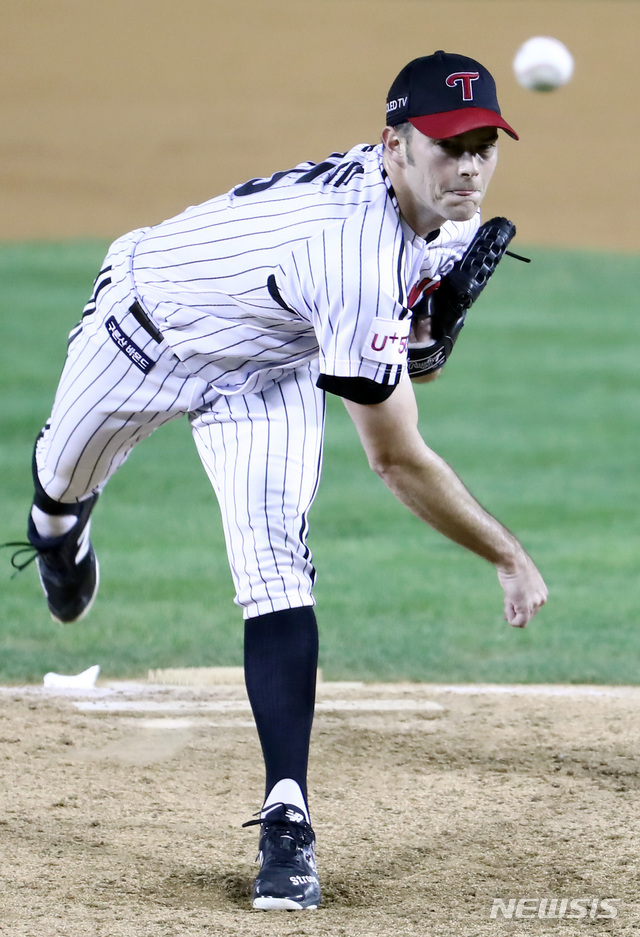 [서울=뉴시스] 이영환 기자 = 17일 오후 서울 송파구 잠실야구장에서 열린 2020 신한은행 SOL KBO리그 LG 트윈스와 롯데 자이언츠의 경기,7회초 LG 선발 윌슨이 역투하고 있다. 2020.09.17. 20hwan@newsis.com