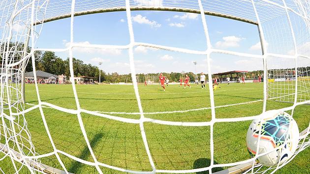 [서울=뉴시스]독일 11부 리그 축구에서 37대 0이라는 믿기 힘든 스코어가 기록됐다. 'SV 게르마니아 리프도르프'는 지난 13일 'SV 홀덴스테트'와의 경기에서 신종 코로나바이러스 감염증(코로나19)에 대한 우려 때문에 7명의 선수만 출전시킨 채 상대 선수에게 2m 이내에 접근하지 않는 '철저(?)한' 사회적 거리두기를 엄수한 결과 이 같은 큰 점수 차로 패배했다.<사진 출처 : 獨 포쿠스> 2020.9.18 