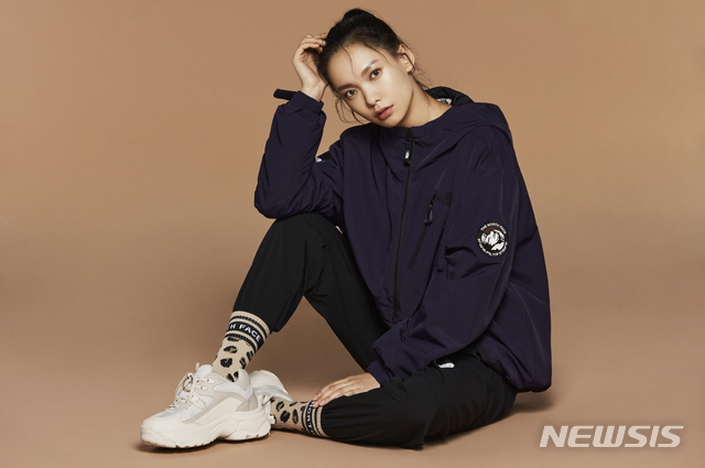 [서울=뉴시스] 노스페이스의 리모 아노락, 스텀피 팬츠 착용컷. (사진=영원아웃도어 제공)