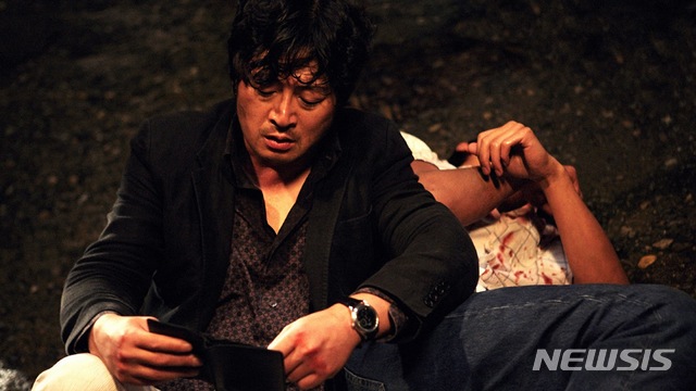 [서울=뉴시스] 영화 '추격자' 스틸. (왓챠 제공)