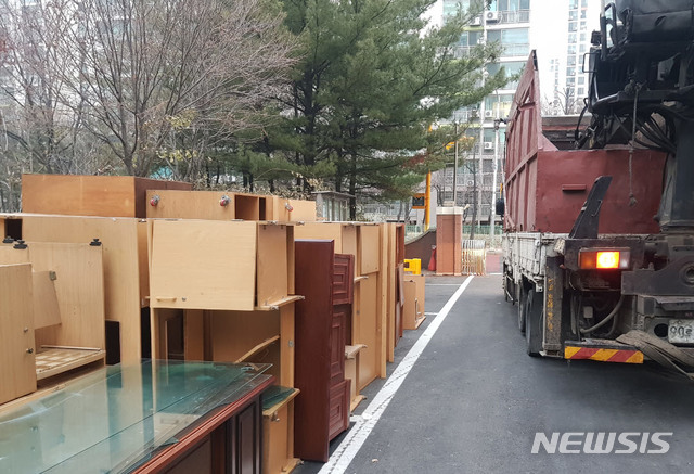 [서울=뉴시스] 인천시 관내 공동주택(아파트) 단지 내 생활 폐가구가 적체된 현장. (사진=한국목재재활용협회 제공). 2020.09.19. photo@newsis.com