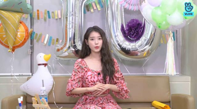 [서울=뉴시스] 가수 아이유. (사진 = 네이버 브이라이브 캡처) 2020.09.18. photo@newsis.com